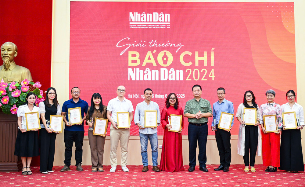 Các tác giả, nhóm tác giả đạt giải C. z6710822522223-6c27c5e72b644f400e45c8c7852f6cc6.jpg