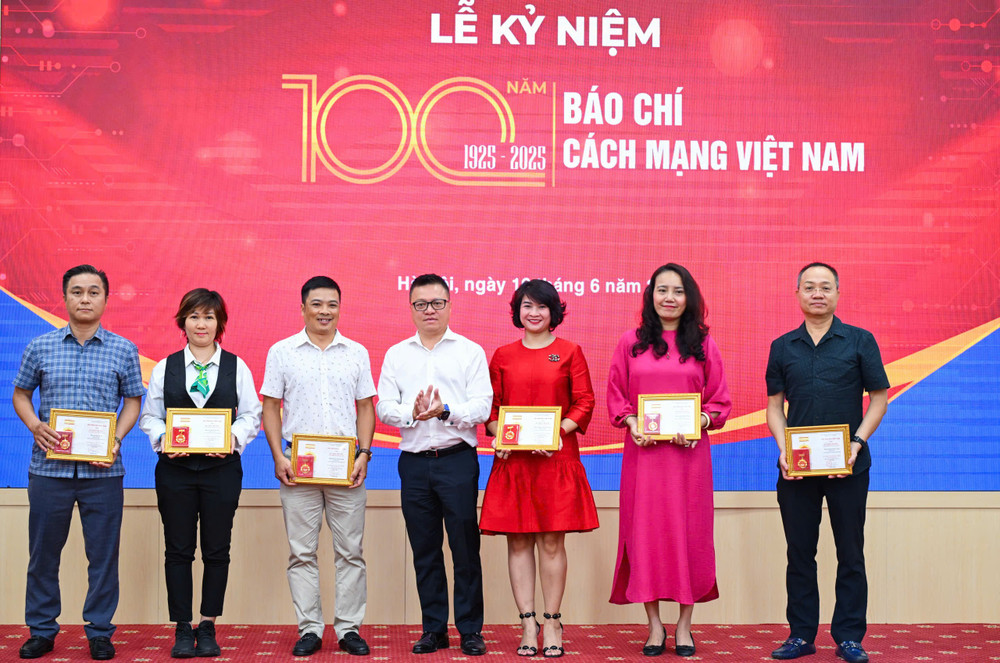 Đồng chí Lê Quốc Minh trao Kỷ niệm chương “Vì sự nghiệp Báo chí Việt Nam” cho các hội viên thuộc Liên chi hội Nhà báo Báo Nhân Dân. z6710774035935-a0fb7bef28566734431d2c3ac4996d8a.jpg