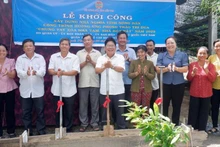 Đại biểu tham dự lễ thực hiện nghi thức khởi công xây dựng nhà cho nông dân Nguyễn Thái Khiển. (Ảnh: HOÀNG TRUNG)