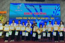 Lãnh đạo tỉnh Bến Tre trao giấy khen cho trẻ em mồ côi. (Ảnh: HOÀNG TRUNG)