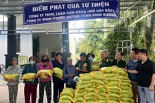 Chi hội Hỗ trợ, tri ân gia đình liệt sĩ tỉnh Bến Tre trao quà cho gia đình chính sách. (Ảnh: HOÀNG TRUNG)