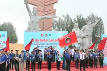 Lãnh đạo tỉnh Bến Tre phất cờ ra quân cao điểm Chiến dịch thanh niên tình nguyện hè năm 2025. (Ảnh: HOÀNG TRUNG)