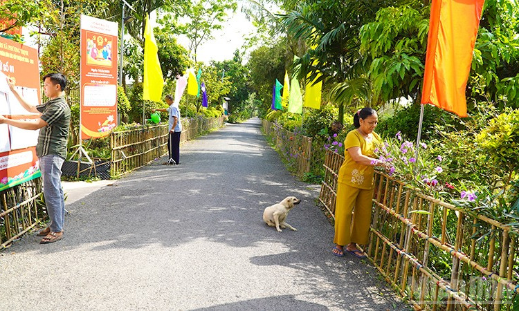 Vợ chồng ông Nguyễn Văn Xếp thường xuyên chăm sóc hoa kiểng và cho mượn nhà chuẩn bị cho Ngày hội toàn dân.