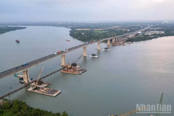Dự án mở rộng cao tốc Thành phố Hồ Chí Minh-Long Thành đang được triển khai đồng loạt nhiều hạng mục.