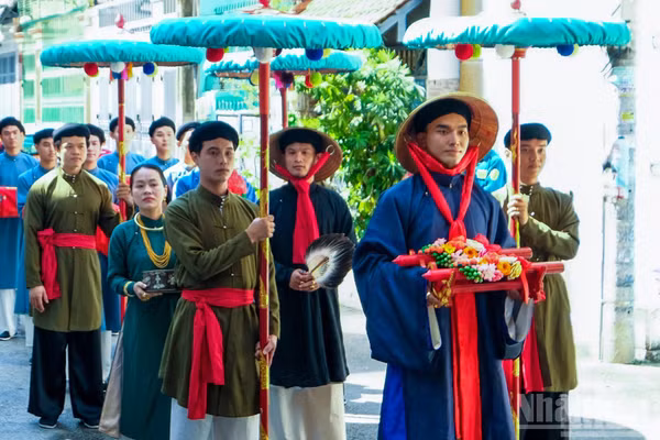 Nghi thức “Thượng đăng bái đường”, thể hiện lòng tri ân tổ tiên và mong ước đôi trẻ gắn bó bền chặt, có cuộc sống hôn nhân hạnh phúc.