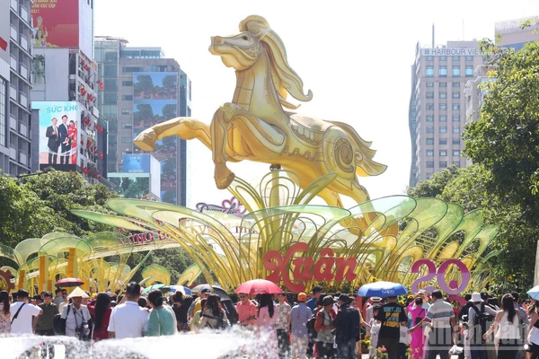 Rất đông người dân đã đổ về tham quan đường hoa Nguyễn Huệ.