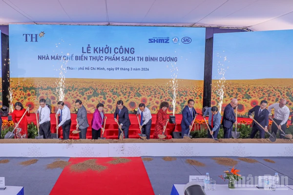 Đại biểu thực hiện nghi thức khởi công Nhà máy TH Bình Dương.
