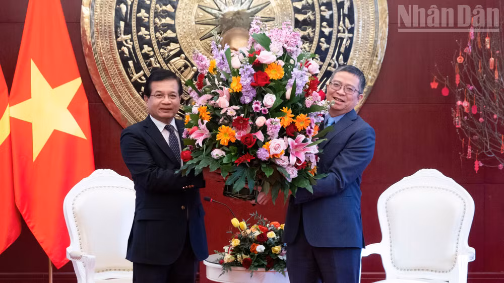Đại sứ Lào Somphone Sichaleune tặng lẵng hoa chúc Tết Đại sứ Phạm Thanh Bình.