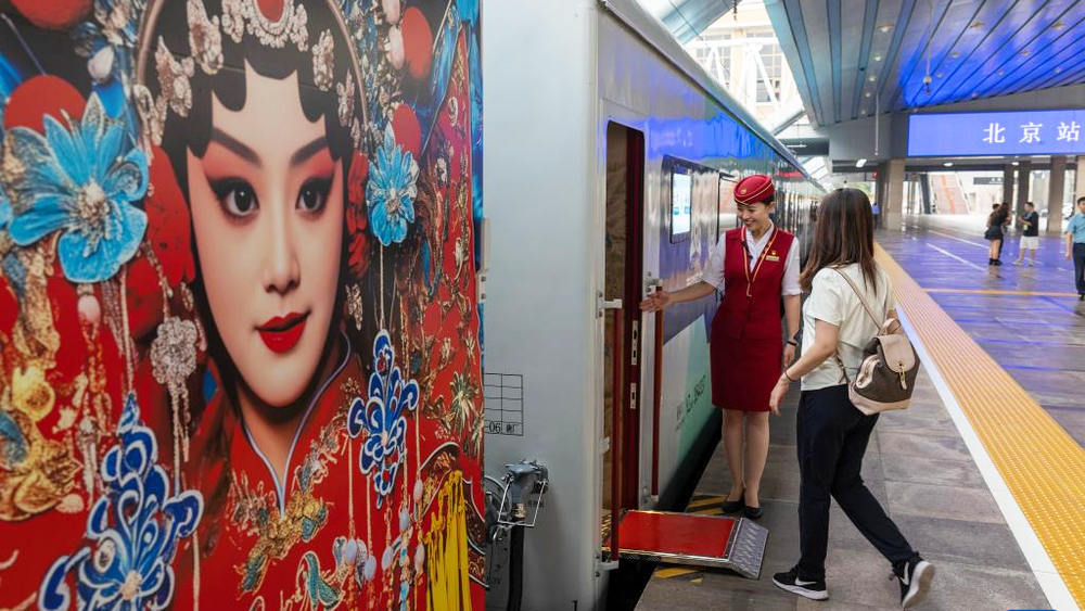 Hành khách lên tàu du lịch ở ga Bắc Kinh đi Hà Bắc, Trung Quốc.