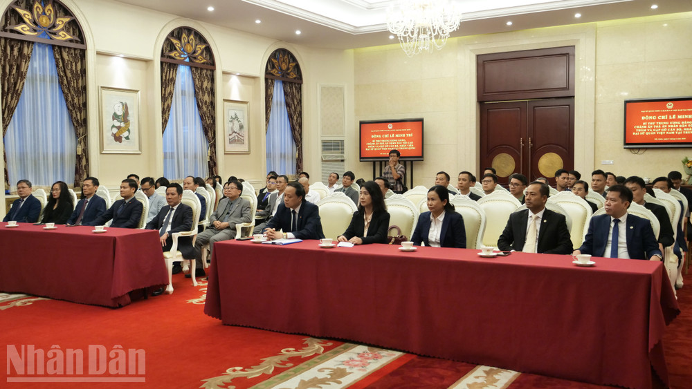 Thành viên đoàn công tác và cán bộ, nhân viên Đại sứ quán dự buổi làm việc. ndo_bl_dsq02.jpg