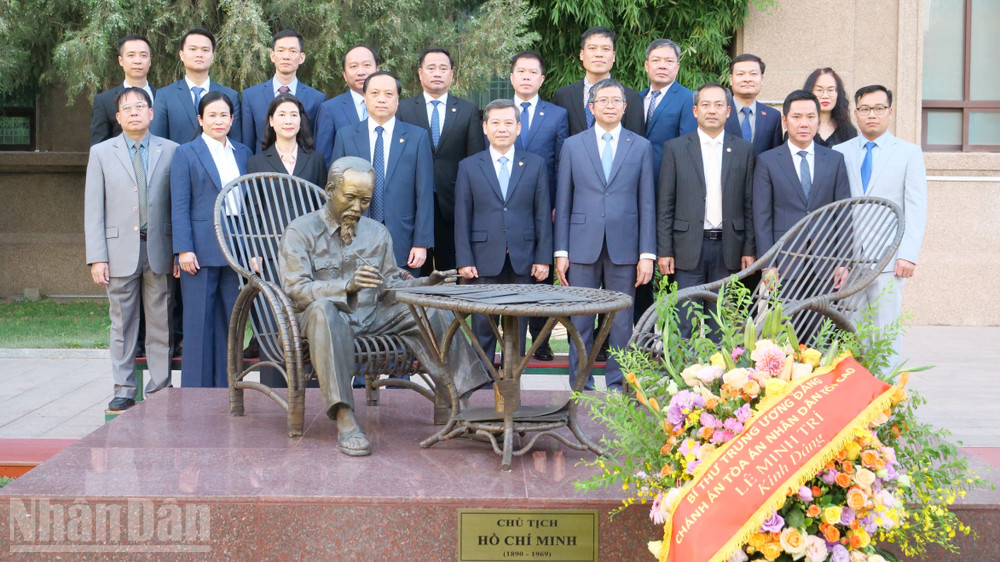 Đồng chí Lê Minh Trí cùng Đại sứ Phạm Thanh Bình và thành viên đoàn chụp ảnh lưu niệm bên tượng Chủ tịch Hồ Chí Minh trong khuôn viên Đại sứ quán. ndo_bl_dsq04.jpg