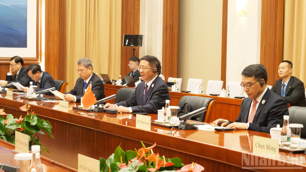 Tỉnh trưởng Vương Dư Ba phát biểu tại buổi tiếp. ndo_br_a04-p2125142.jpg