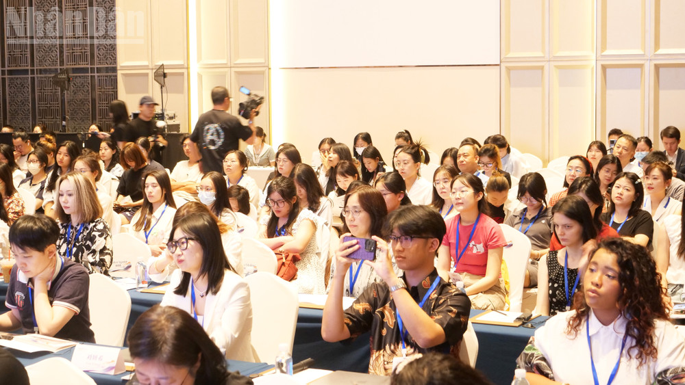 Sinh viên Trung Quốc và lưu học sinh các nước lắng nghe bài thuyết trình của chuyên gia, học giả. ndo_tl_a04-p2079465.jpg