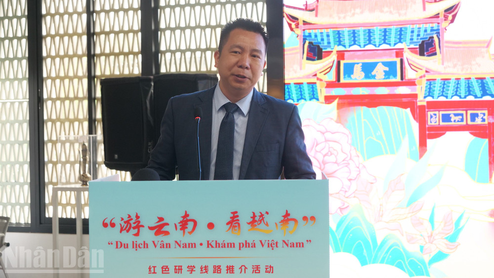 Phó Giáo sư, Tiến sĩ Dương Văn Huy phát biểu tại buổi giới thiệu. ndo_bl_a02-p2168452.jpg