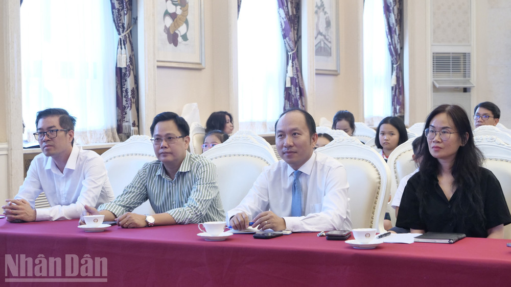Đại diện các phòng, bộ phận chức năng của Đại sứ quán tham dự buổi giao lưu. ndo_bl_a03-p2247536.jpg