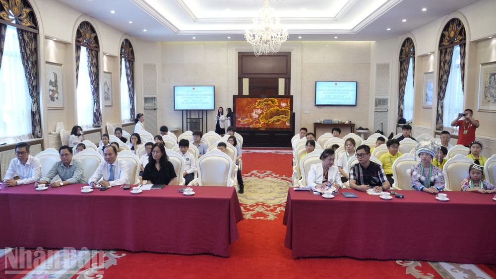 Toàn cảnh buổi giao lưu với đoàn thiếu nhi Trung Quốc. ndo_bl_a13-p2247574.jpg