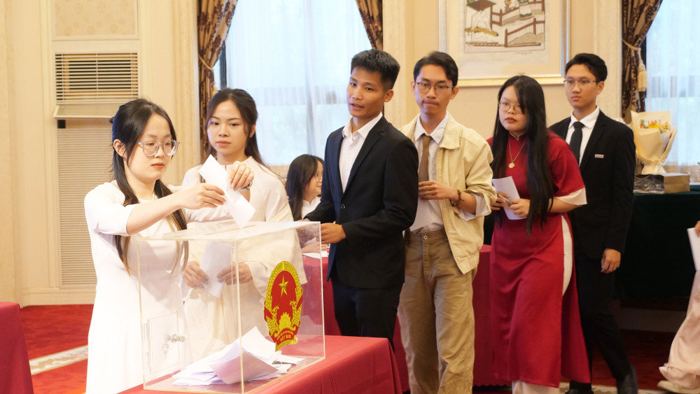 Các đại biểu bỏ phiếu bầu Ban chấp hành nhiệm kỳ 2025-2027. a06-p2079132.jpg