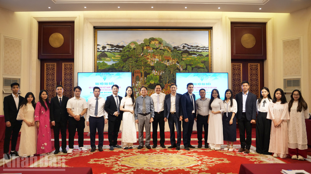 Ban Chấp hành Hội lưu học sinh Việt Nam tại Bắc Kinh nhiệm kỳ 2025-2027 chụp ảnh lưu niệm với đại diện lãnh đạo Đại sứ quán.