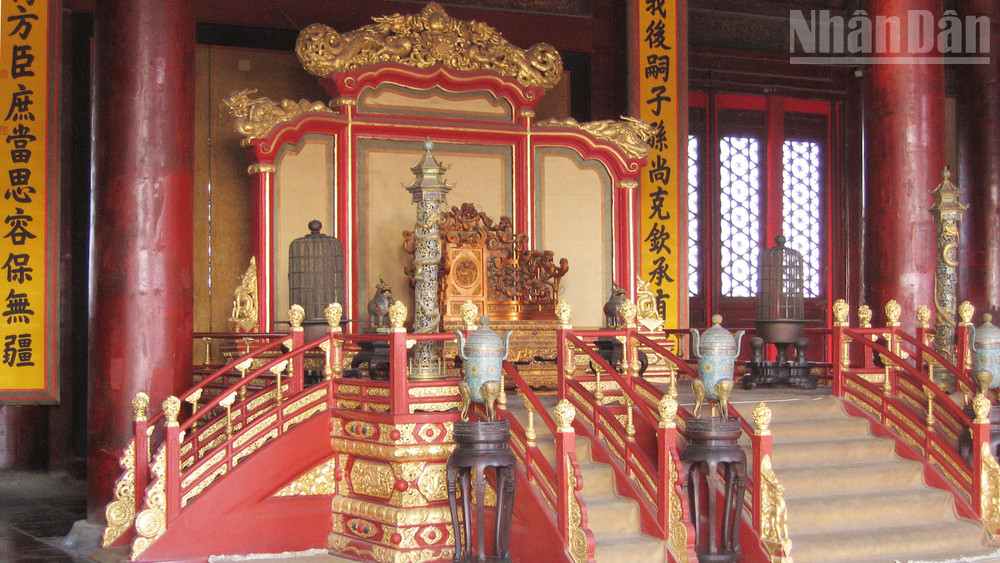 Một ngai vàng của hoàng đế trong Cố Cung, Bắc Kinh. ndo_tr_a06-img-6031.jpg