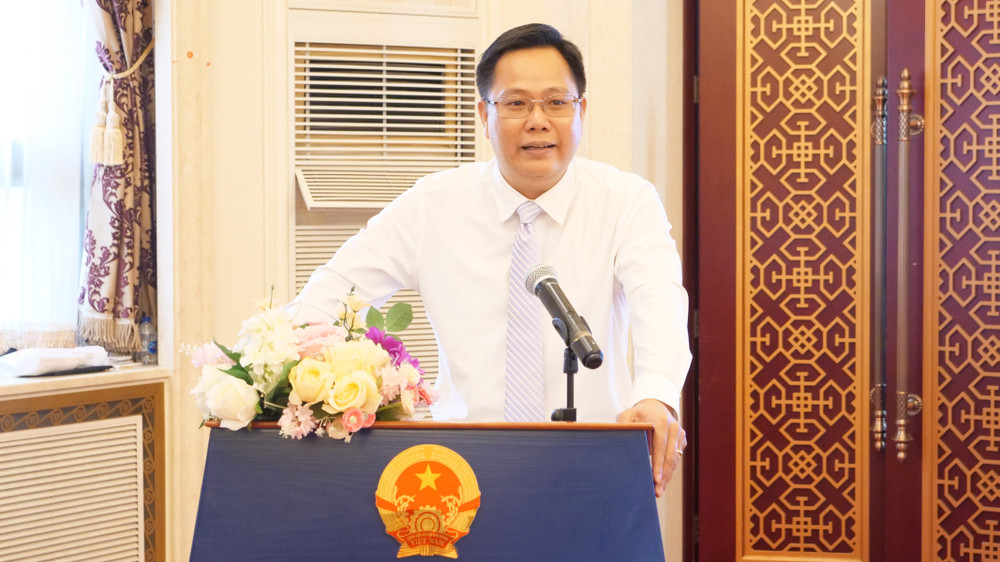 Đồng chí Hoàng Mai Diễn, Bí thư thứ nhất phụ trách giáo dục Đại sứ quán Việt Nam đóng góp ý kiến tại Đại hội. a05-p2078980.jpg