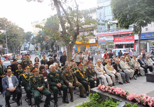 Các cựu chiến binh đến dự khai mạc triển lãm. Người đeo kính đen ngồi ngoài cùng bên trái là nhiếp ảnh gia Nguyễn Hữu Bảo.