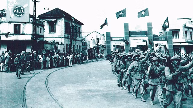 Quân ta từ Ô Cầu Giấy tiến vào Cổng thành Cửa Nam ngày 10-10-1954. Ảnh tư liệu