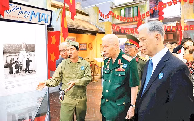 Các cựu chiến binh xem triển lãm "Hà Nội - Mùa thu năm ấy". Ảnh: QUANG THÁI