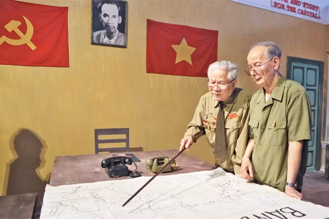 Ông Phùng Đệ (bên trái), chiến sĩ Trung đoàn Thủ đô năm xưa ôn lại kỷ niệm với người bạn già. Ảnh: Như Ý