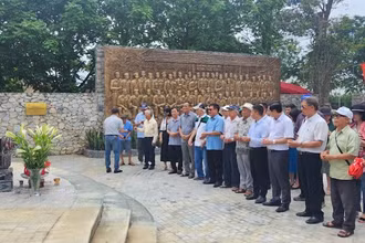 Đoàn đại biểu Hội Nhà báo tỉnh Quảng Ninh thắp hương tại ngôi Trường dạy làm báo Huỳnh Thúc Kháng ở huyện Đại Từ (tỉnh Thái Nguyên).