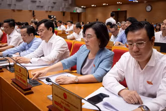Các đại biểu bấm nút thông qua nhiều nghị quyết, chính sách quan trọng.