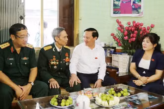 Phó Chủ tịch Quốc hội Nguyễn Khắc Định trò chuyện, thăm hỏi bệnh binh Hoàng Tài Liêm.