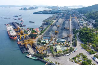 Toàn cảnh các nhà máy, hệ thống sàng tuyển và cảng bốc rót than của Công ty Tuyển than Cửa Ông.