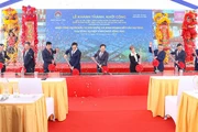 Các đồng chí lãnh đạo tỉnh Hà Tĩnh cùng nhà đầu tư thực hiện nghi thức động thổ dự án đầu tư xây dựng và kinh doanh kết cấu hạ tầng Khu Công nghiệp Vinhomes Vũng Áng.