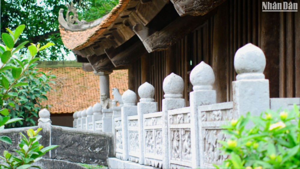 Chùa chào đón tất cả mọi người với không gian xanh mát, thanh tịnh và những câu chuyện cổ xưa giàu cảm hứng. lan-can-8919.jpg