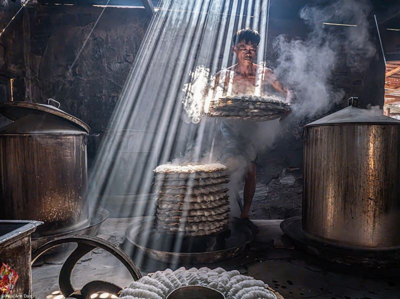 Bức ảnh giới thiệu một món ăn truyền thống đồng thời là nét đẹp văn hóa Việt Nam. anh-doat-giai.jpg