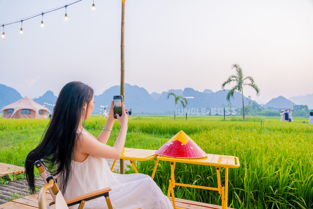 "Chill" và "check-in" đồng lúa là hoạt động được giới trẻ yêu thích, lan tỏa trên các nền tảng số. ht-34.jpg