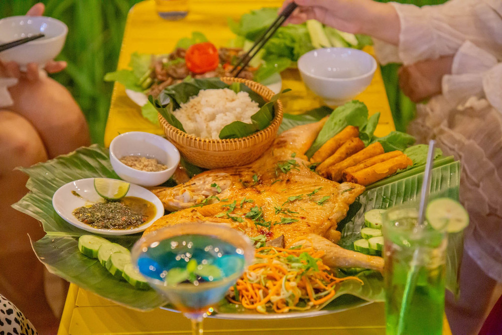 Các món ăn từ nông sản địa phương vừa là nét đẹp văn hóa ẩm thực, vừa góp phần mang lại thu nhập cho người nông dân. img-0345.jpg