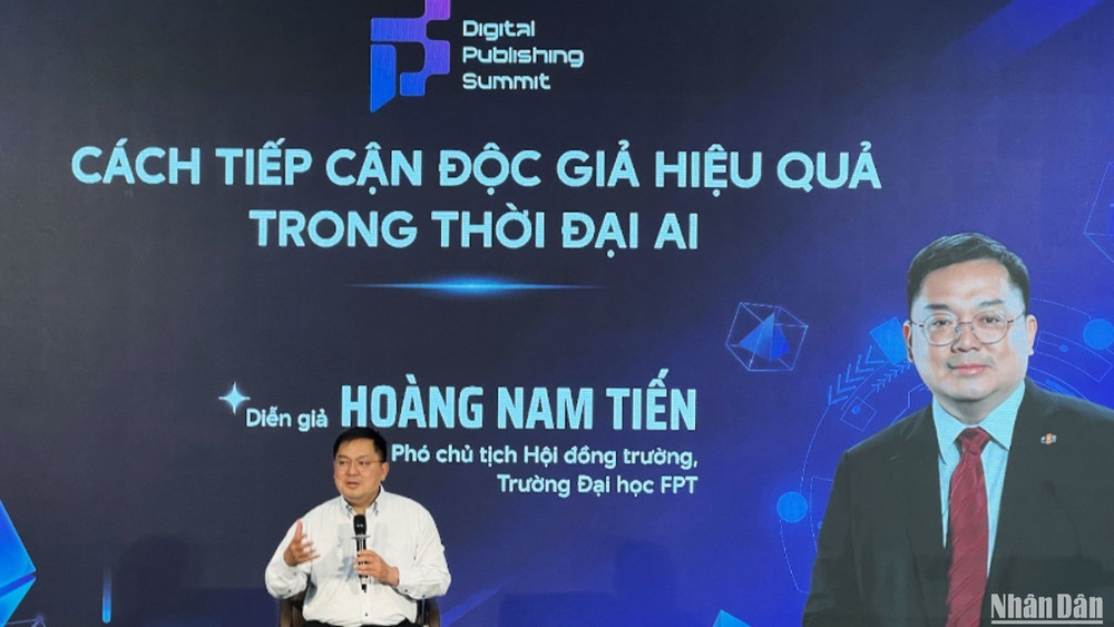 Ông Hoàng Nam Tiến chia sẻ trải nghiệm cá nhân về việc chọn sách và đọc sách trong kỷ nguyên bùng nổ AI, từ đó nhấn mạnh AI "vừa là kẻ thù, vừa là bạn", tùy thuộc vào cách con người sử dụng. img-2913-8098.jpg