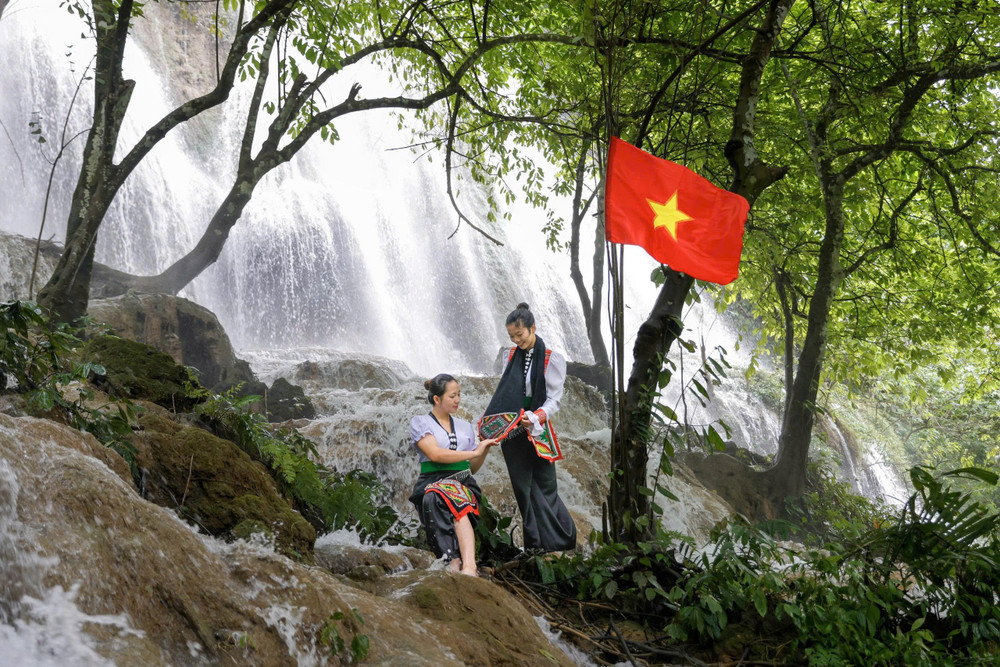 Thiếu nữ Thái duyên dáng bên thác Rêu. thac-reu-2.jpg