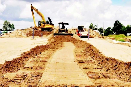 Dự án đường cao tốc Châu Đốc-Cần Thơ-Sóc Trăng đang được các nhà thầu đắp cát gia tải tuyến chính, sản lượng toàn dự án đạt khoảng 60% giá trị hợp đồng.