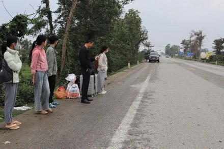 Ngày mồng 4 Tết, nhiều người lao động ở Nghệ An đã đón xe trở về nơi làm việc sau những ngày nghỉ Tết. 