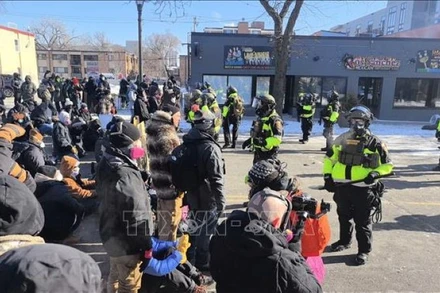 Lực lượng an ninh được triển khai trong bối cảnh diễn ra biểu tình ở thành phố Minneapolis, bang Minnesota, Mỹ ngày 24/1/2026. (Ảnh: THX/TTXVN)