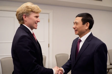 Đại tướng Phan Văn Giang và Thứ trưởng thứ nhất Bộ Chiến tranh Hoa Kỳ Elbridge A. Colby. (Ảnh: Đoàn Hùng/TTXVN) 