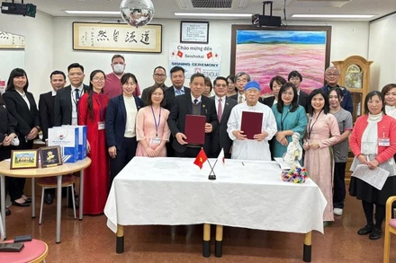 Các đại biểu chụp ảnh lưu niệm tại Lễ ký kết thỏa thuận hợp tác. (Ảnh: Tổng Lãnh sự quán Việt Nam tại Osaka)