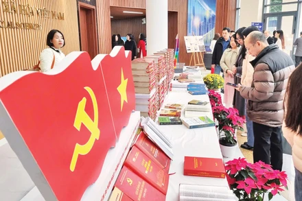 Trưng bày “Dưới cờ Đảng quang vinh: Việt Nam 40 năm Đổi mới và khát vọng trong kỷ nguyên vươn mình” tại Viện Hàn lâm Khoa học xã hội Việt Nam.