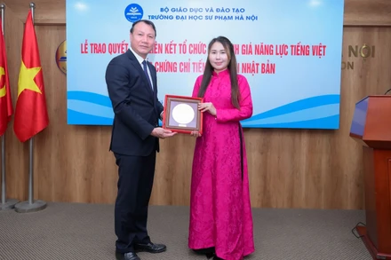 Phó Giáo sư, Tiến sĩ Nguyễn Đức Sơn - Hiệu trưởng Trường đại học Sư phạm Hà Nội và bà Lê Thương - Phó Chủ tịch thường trực Hiệp hội Xúc tiến hợp tác kinh tế Việt Nam-Nhật Bản tại Lễ trao Quyết định liên kết tổ chức thi đánh giá năng lực tiếng Việt và cấp chứng chỉ tiếng Việt tại Nhật Bản.