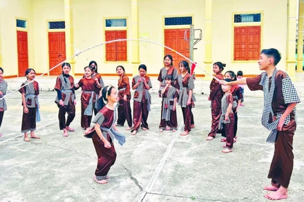 Các bạn nhỏ của lớp học “Neo hồn ví, giặm” trong một buổi sinh hoạt về nguồn, tham gia các trò chơi dân gian.