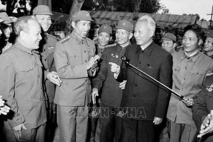 Thủ tướng Phạm Văn Đồng và các chiến sĩ công an nhân dân trong ngày ngành Công an đón nhận danh hiệu Anh hùng Lực lượng vũ trang nhân dân (ngày 5/1/1980). (Ảnh tư liệu: TTXVN)