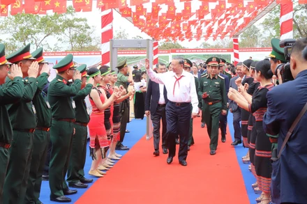 Cán bộ, giáo viên, học sinh xã Ea Rốk chào đón Tổng Bí thư Tô Lâm và các đồng chí lãnh đạo Đảng, Nhà nước đến dự Lễ khởi công.