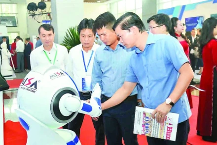 Các đại biểu trải nghiệm hoạt động của một robot (Tập đoàn Công nghiệp-Viễn thông quân đội Viettel) tại Diễn đàn khoa học, công nghệ, đổi mới sáng tạo và chuyển đổi số tỉnh Hưng Yên tháng 10/2025.